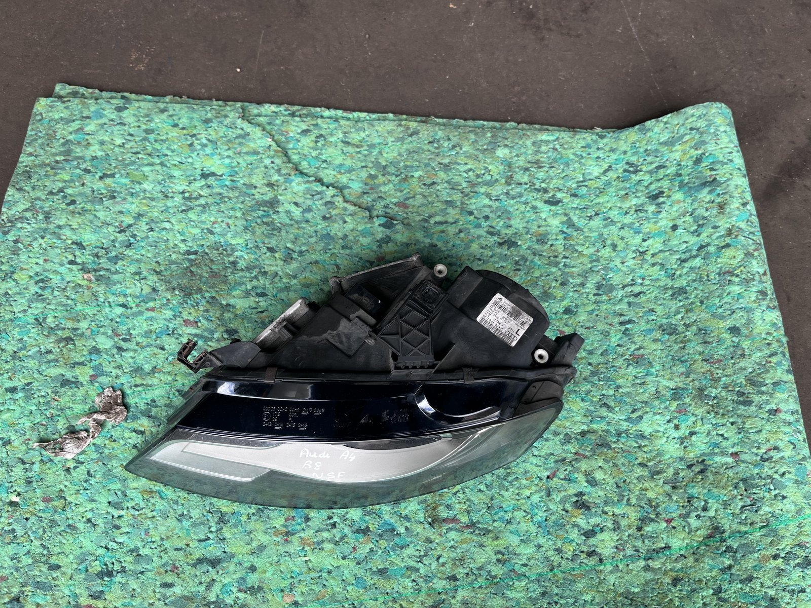 AUDI A4 B8 NSF XENON HEAD LIGHT  photo 4