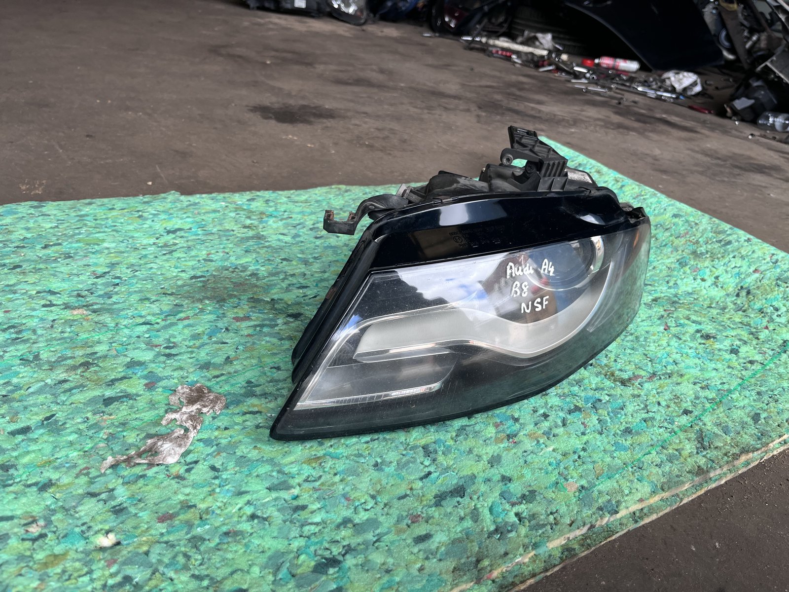 AUDI A4 B8 NSF XENON HEAD LIGHT  photo 2