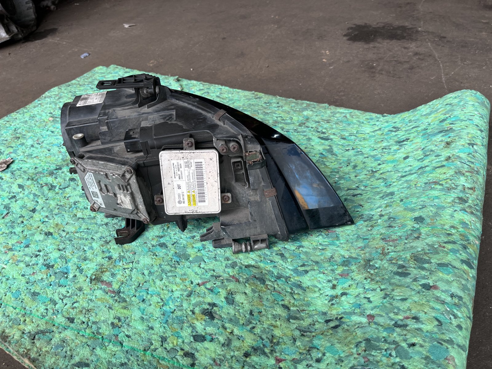AUDI A4 B8 NSF XENON HEAD LIGHT  photo 5