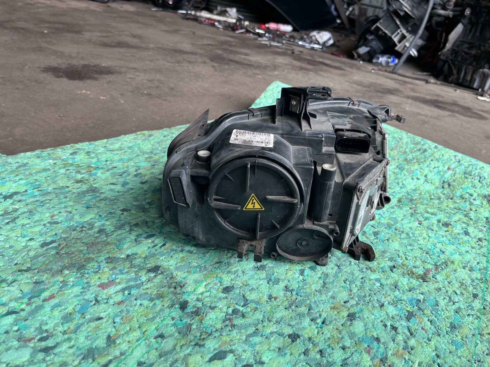 AUDI A4 B8 NSF XENON HEAD LIGHT  photo 6