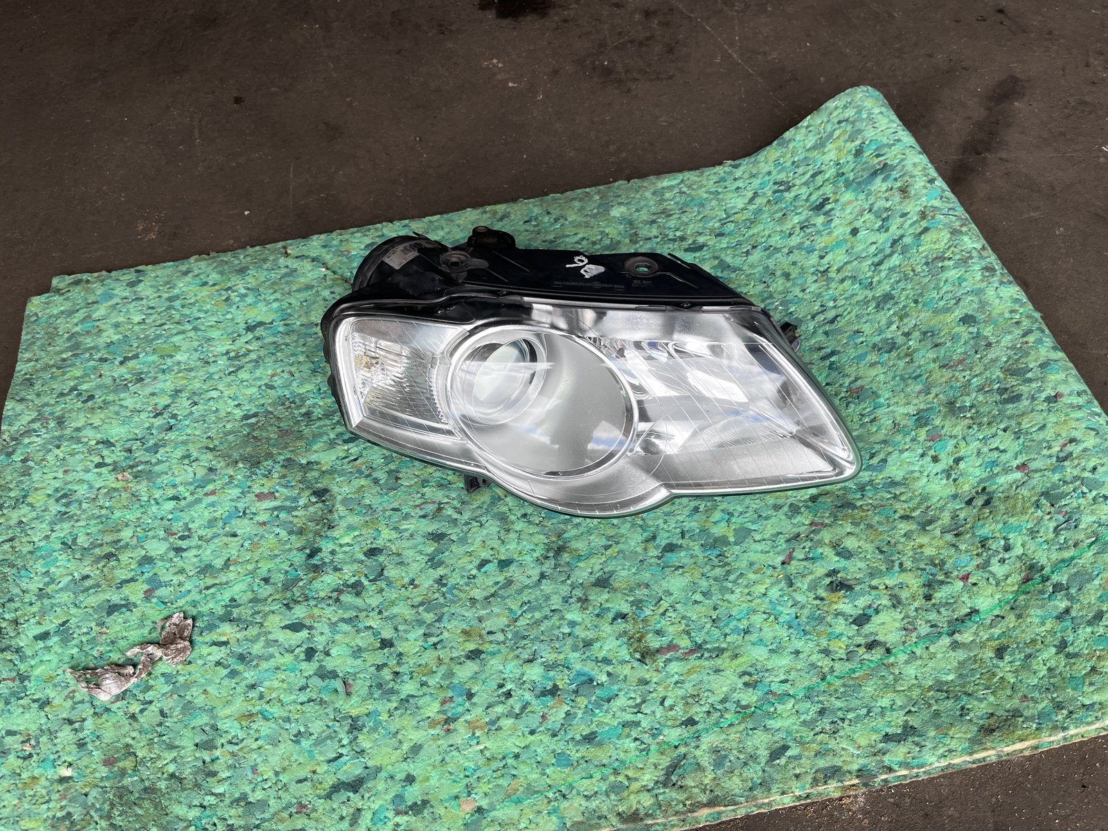 VW PASSAT B6 OSF HEAD LIGHT 