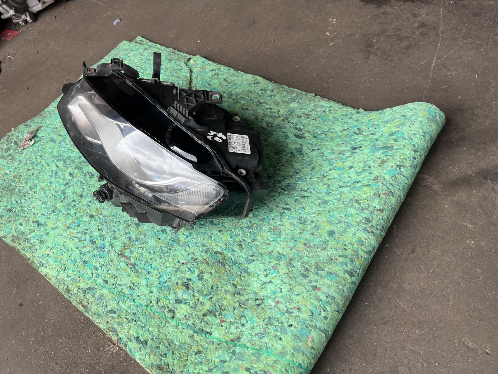 AUDI A4 B8 NSF XENON HEAD LIGHT  photo 3