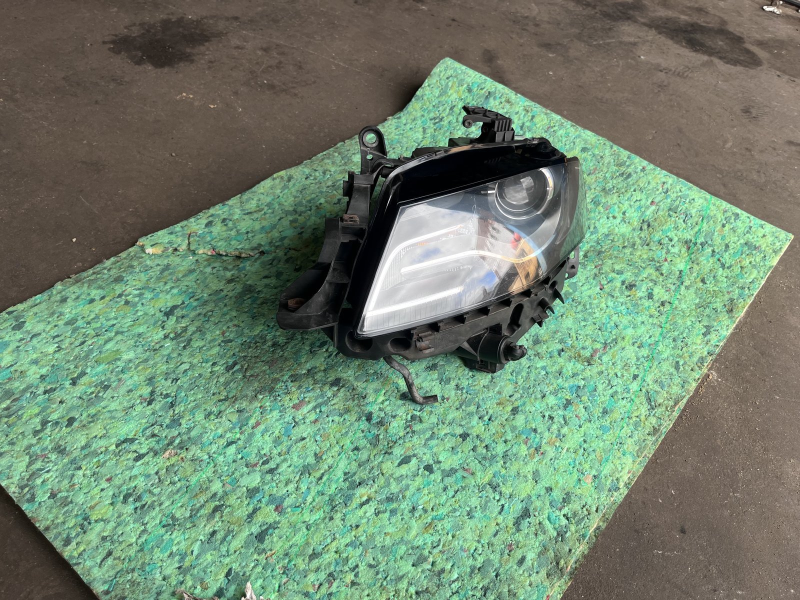 AUDI A4 B8 NSF XENON HEAD LIGHT  photo 2