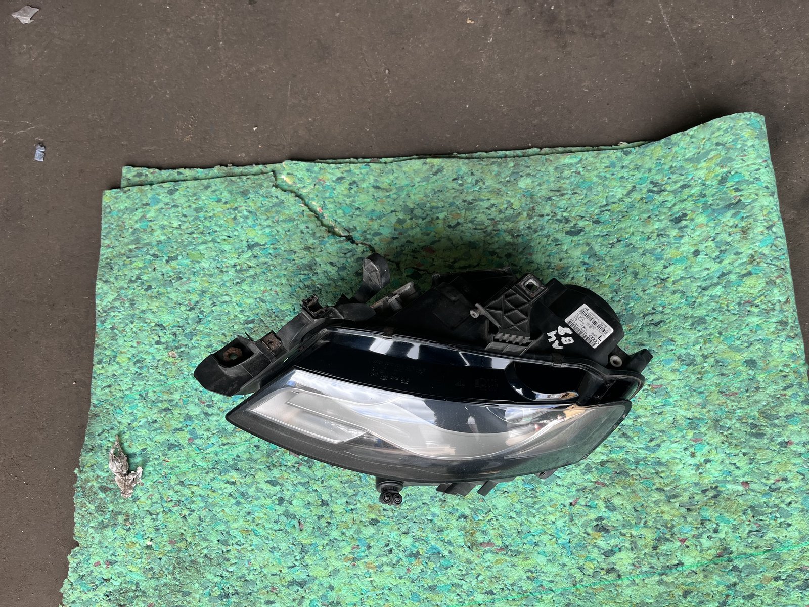 AUDI A4 B8 NSF XENON HEAD LIGHT  photo 4