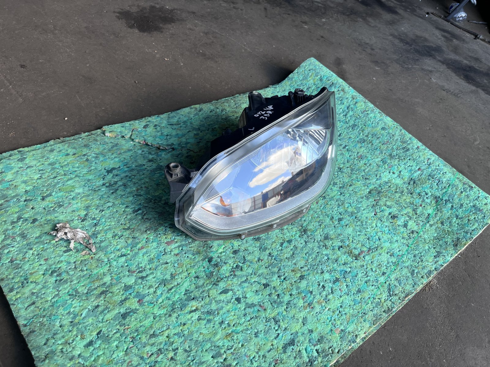 2012 VOLKES WAGON UP 3DR NSF HEAD LIGHT  photo 2
