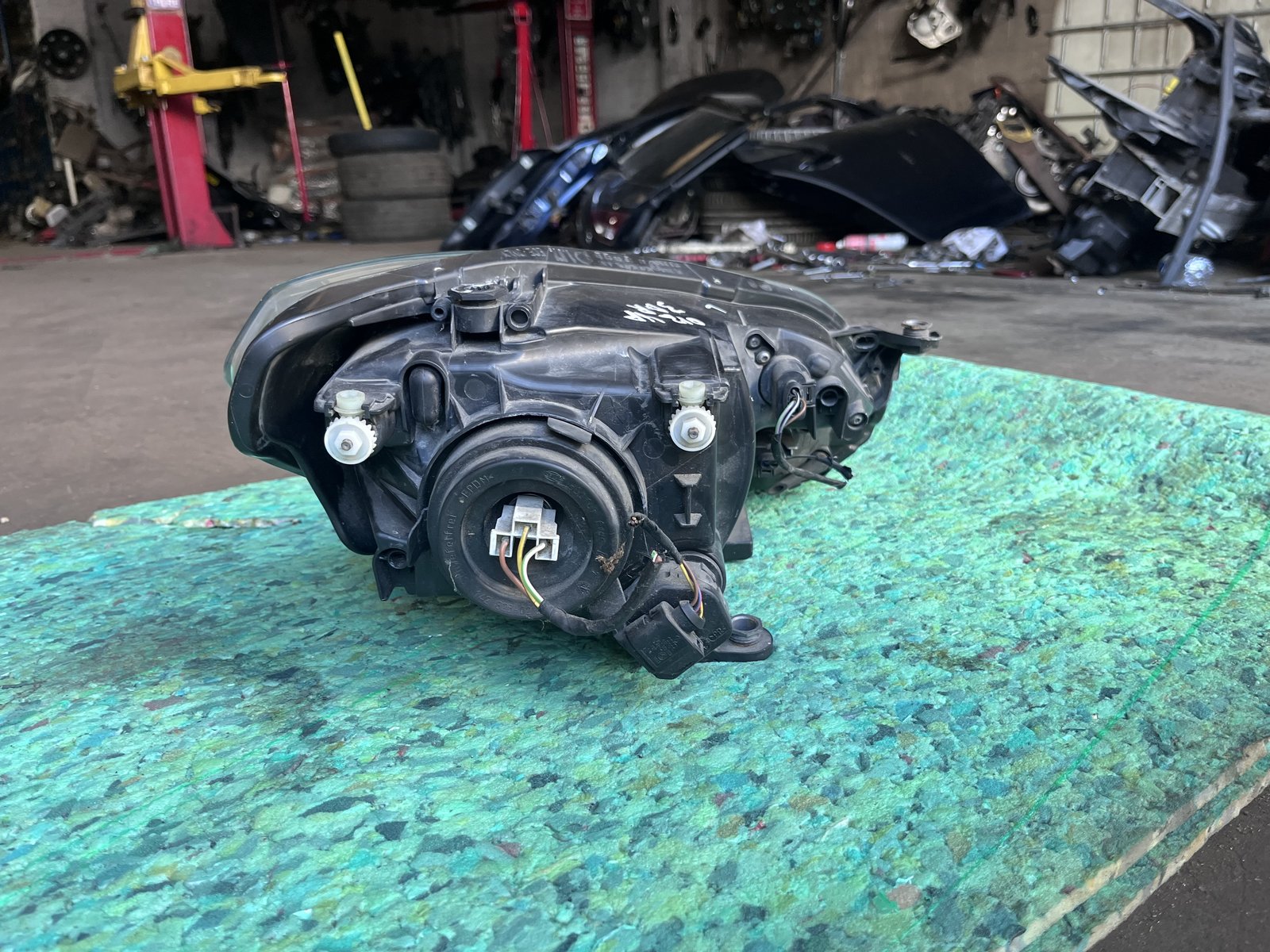 2012 VOLKES WAGON UP 3DR NSF HEAD LIGHT  photo 6