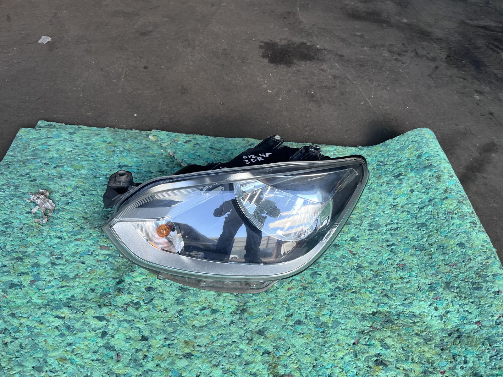 2012 VOLKES WAGON UP 3DR NSF HEAD LIGHT 