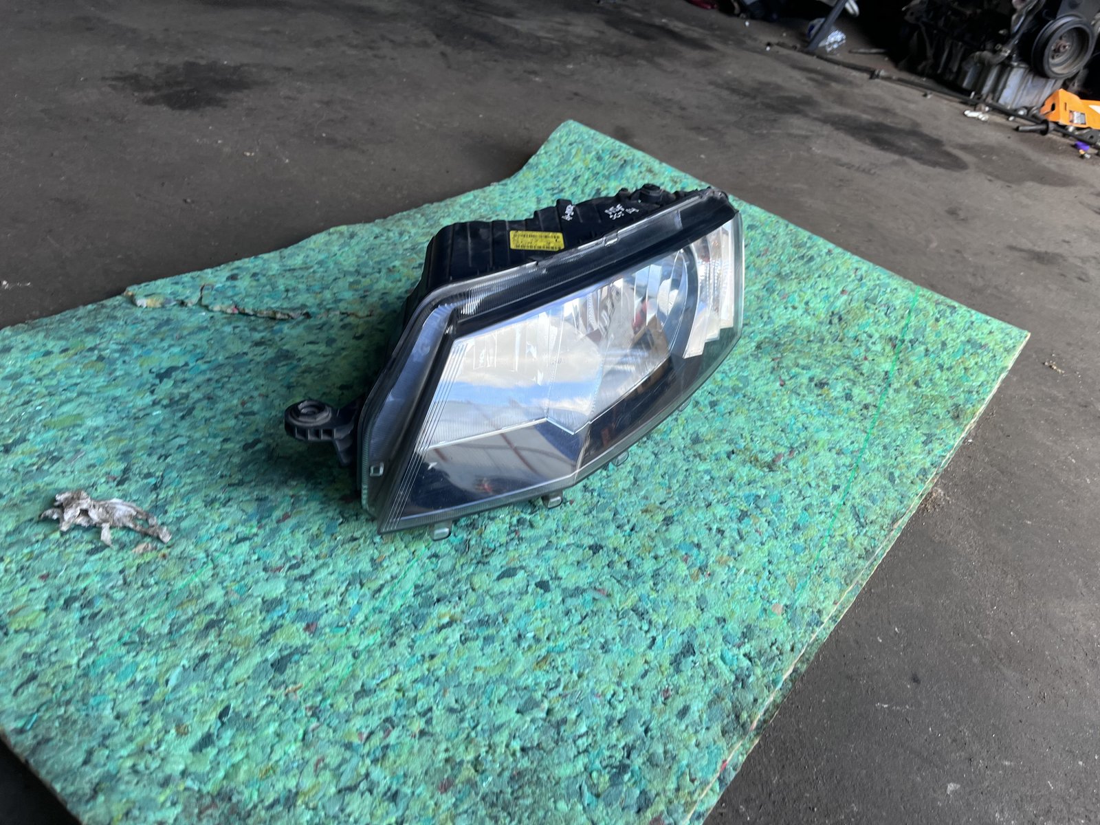2014 SKODA OCTAVIA NSF HEAD LIGHT  photo 2