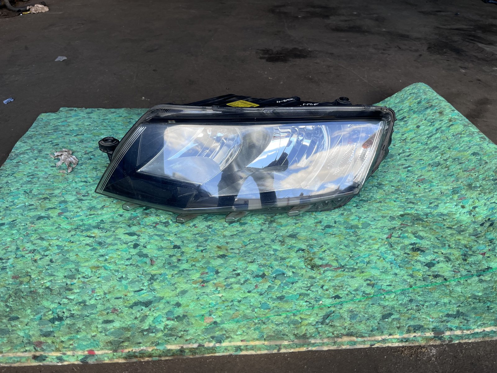 2014 SKODA OCTAVIA NSF HEAD LIGHT 