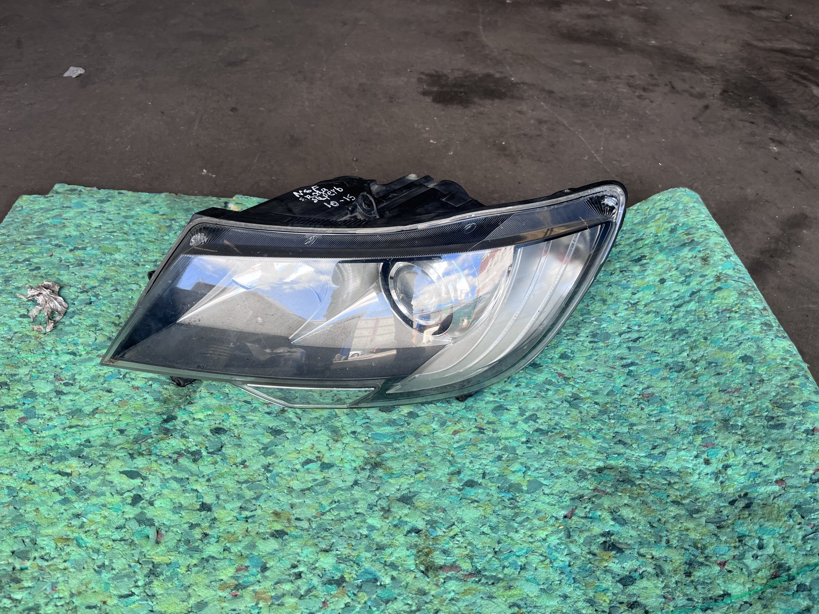 2014 SKODA SUPERB 3T NSF HEAD LIGHT 