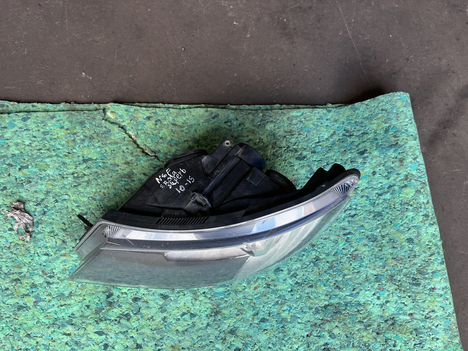 2014 SKODA SUPERB 3T NSF HEAD LIGHT  photo 4