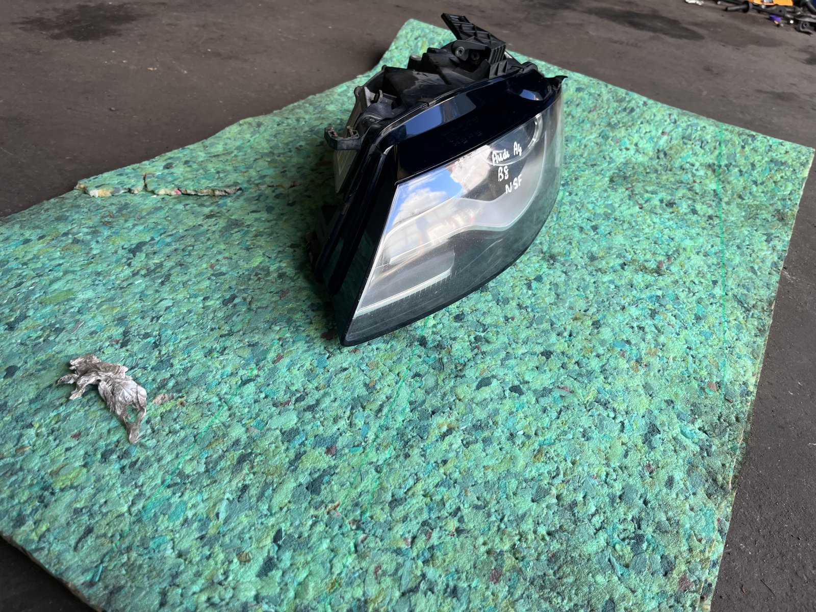 AUDI A4 B8 NSF XENON HEAD LIGHT  photo 2