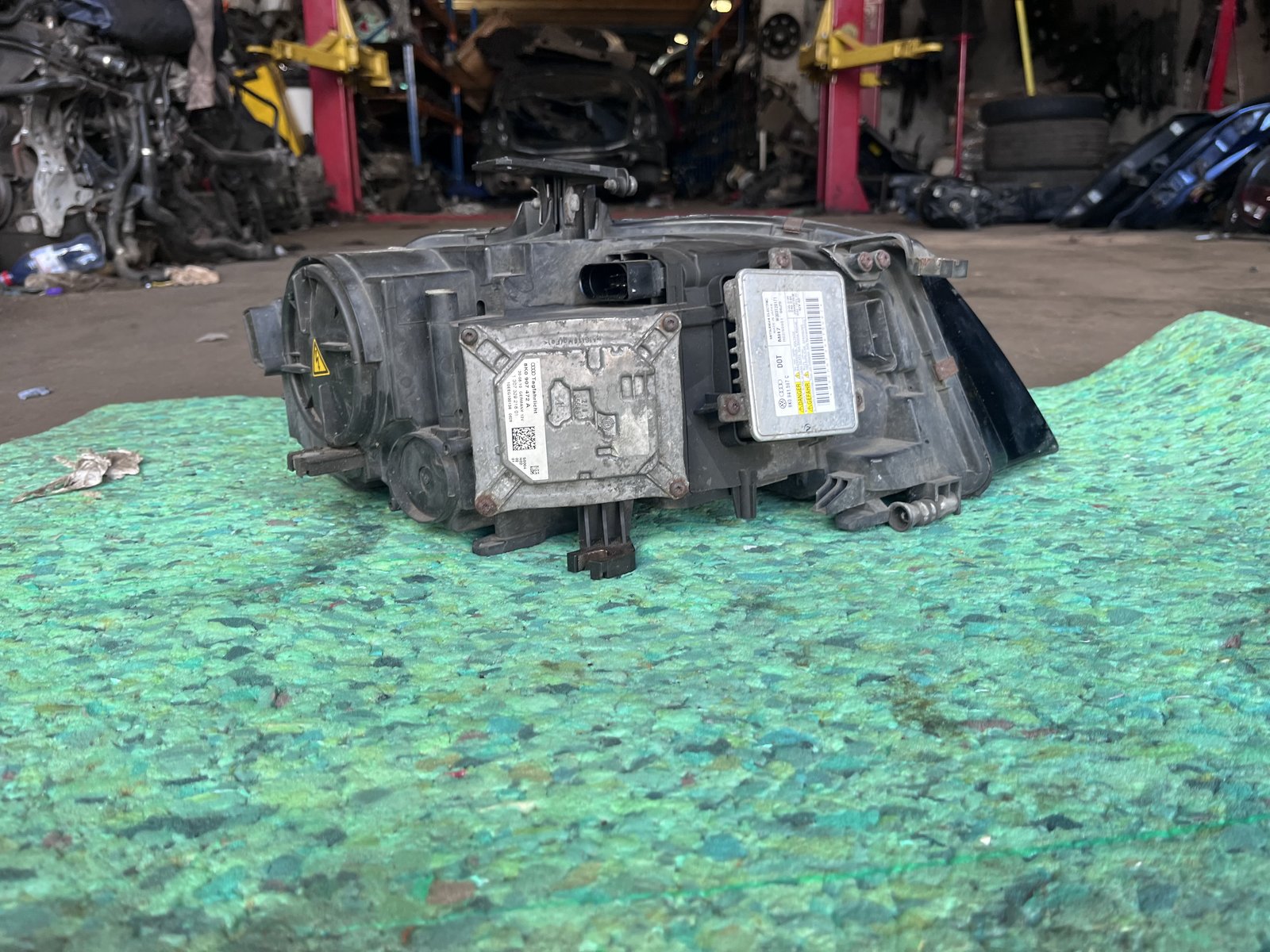 AUDI A4 B8 NSF XENON HEAD LIGHT  photo 6