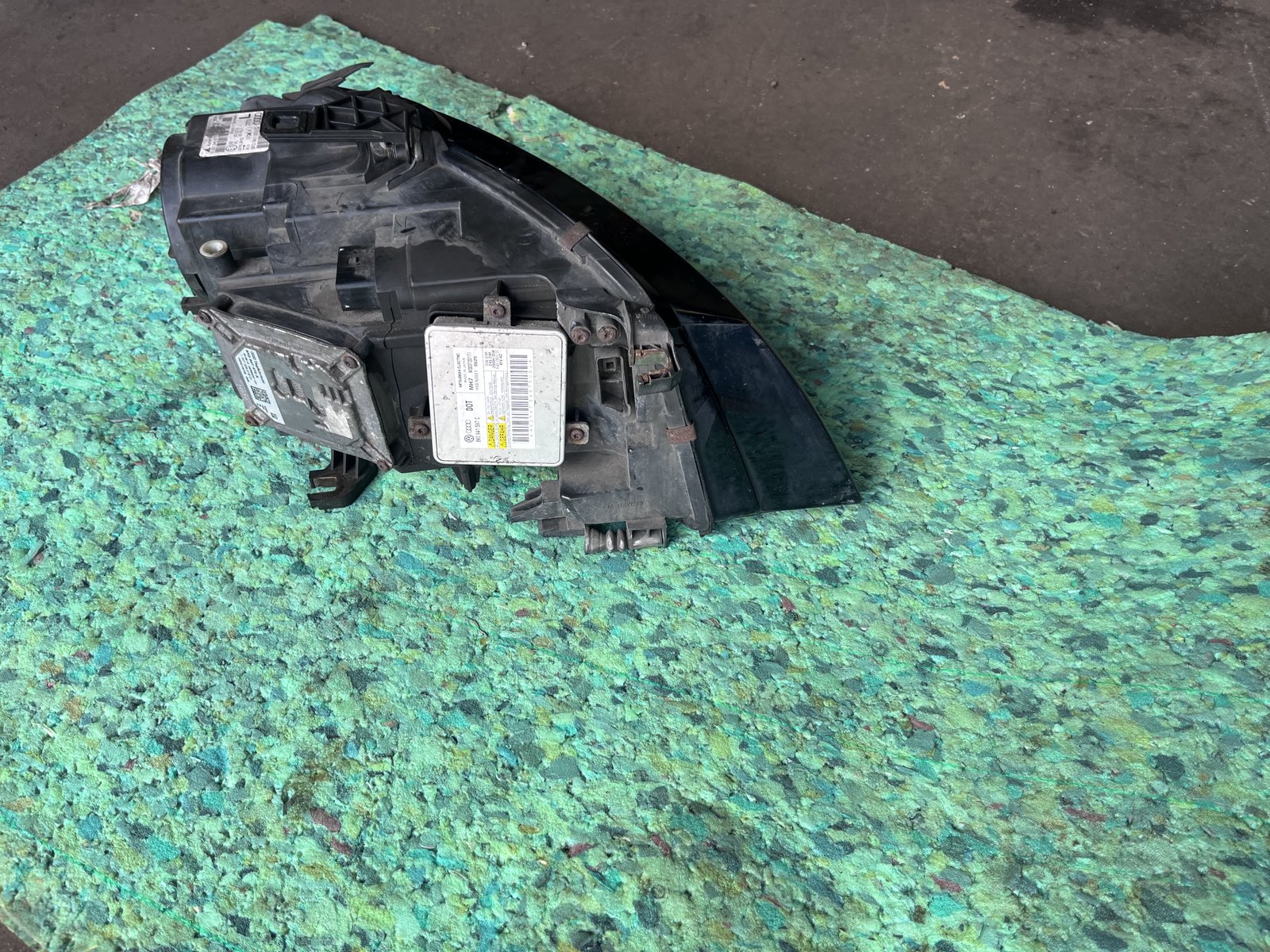 AUDI A4 B8 NSF XENON HEAD LIGHT  photo 4