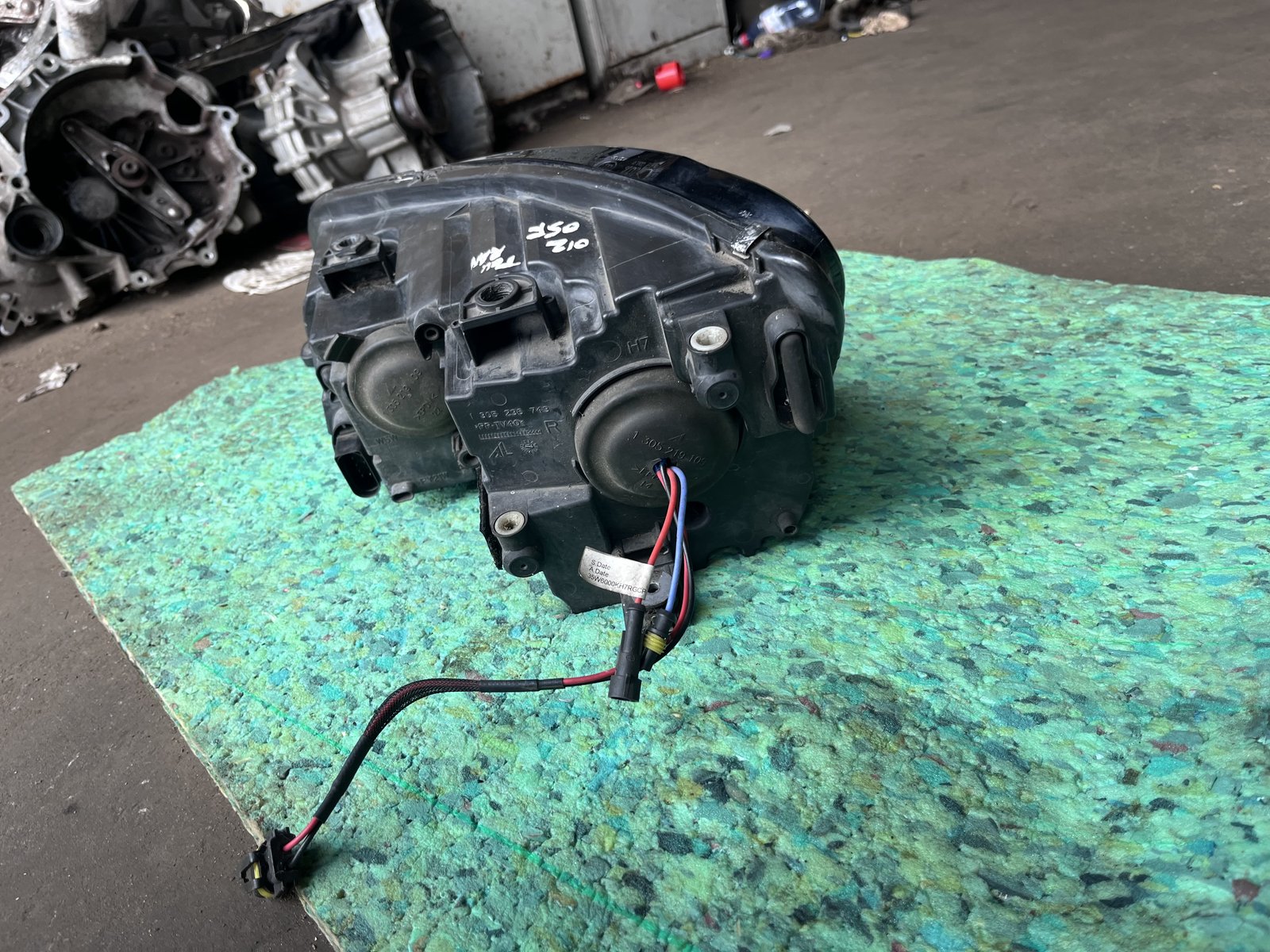 2012 VOLKES WAGON TOURAN OSF HEAD LIGHT photo 6
