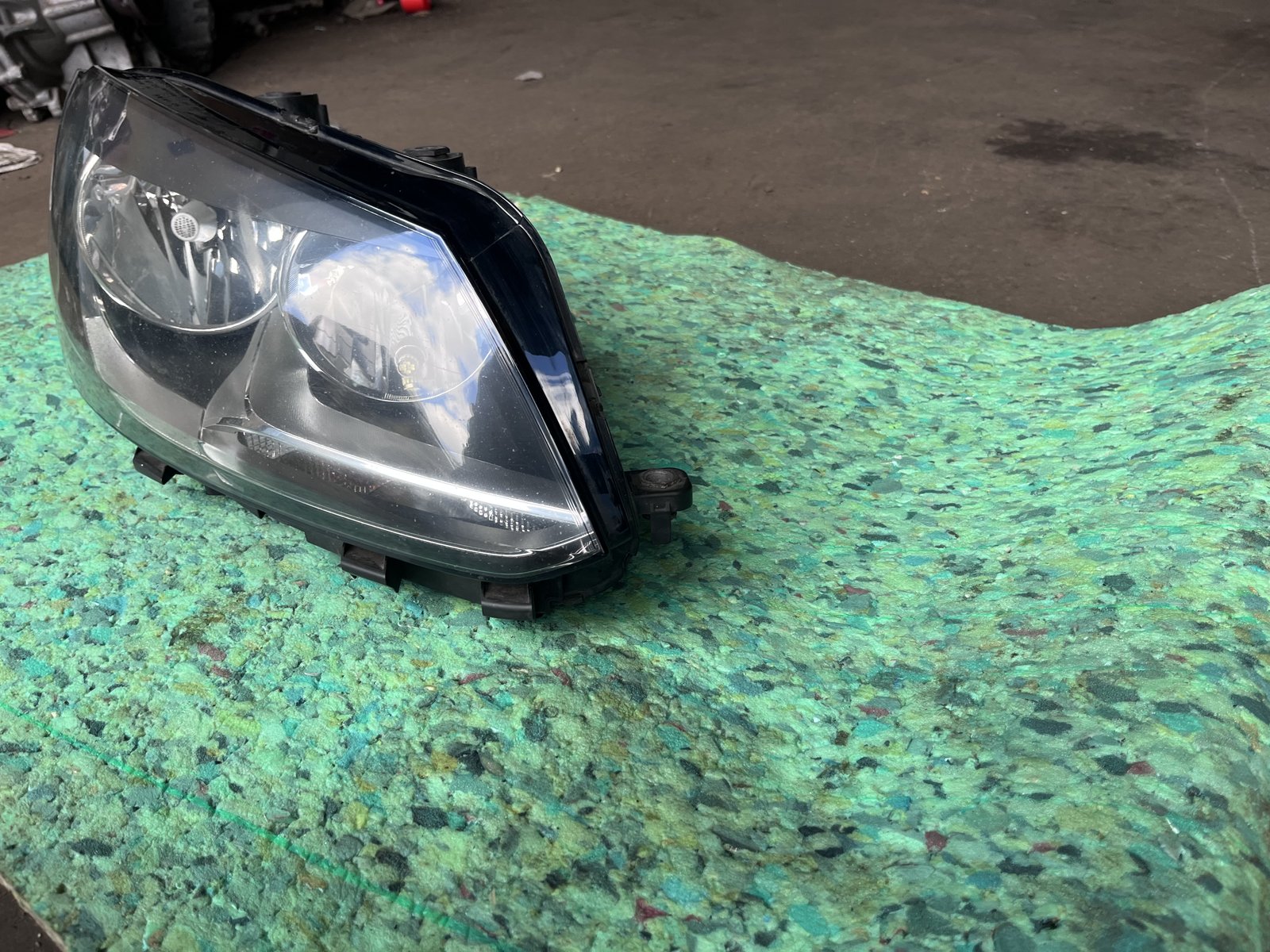 2012 VOLKES WAGON TOURAN OSF HEAD LIGHT photo 3