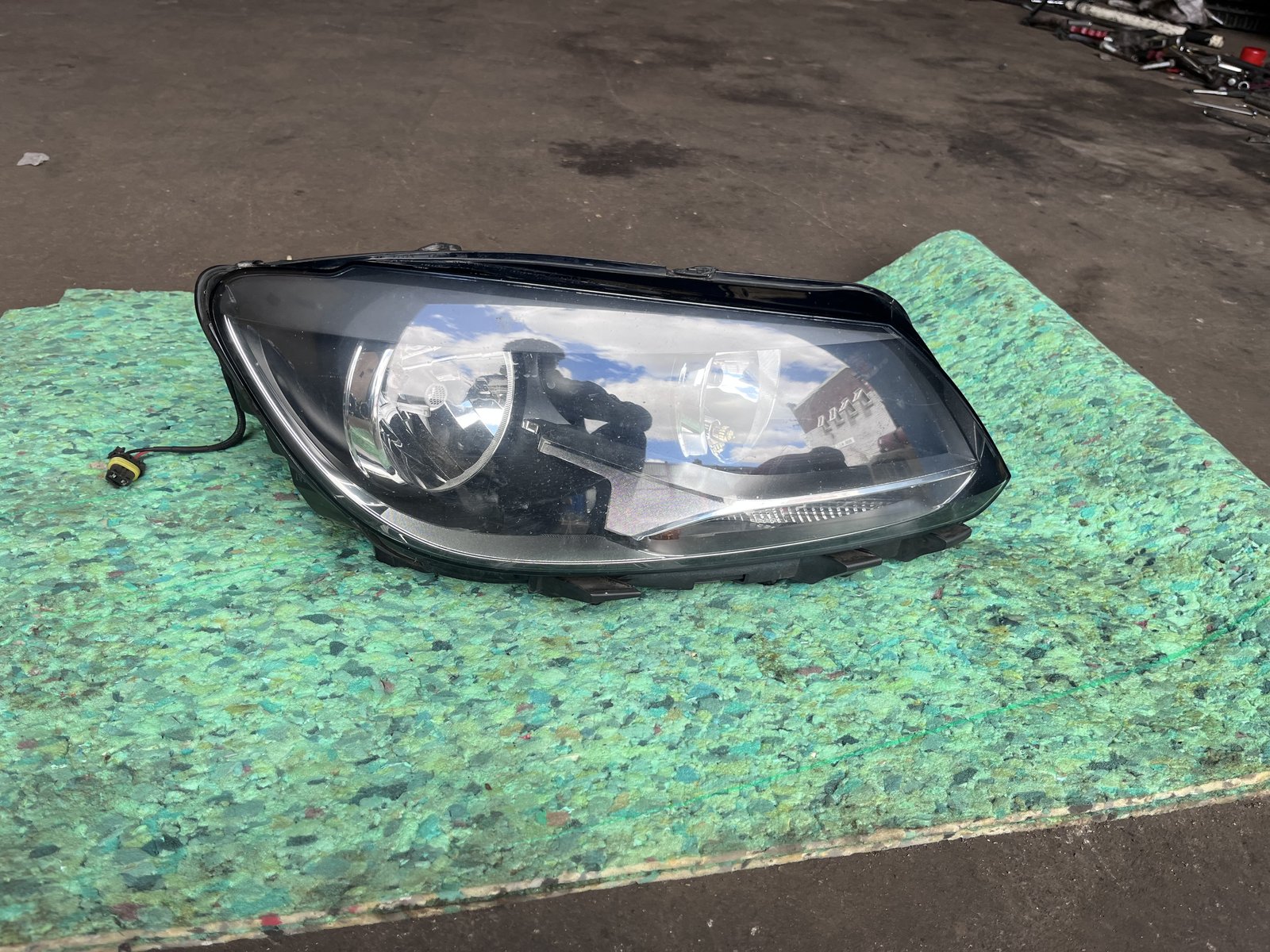 2012 VOLKES WAGON TOURAN OSF HEAD LIGHT