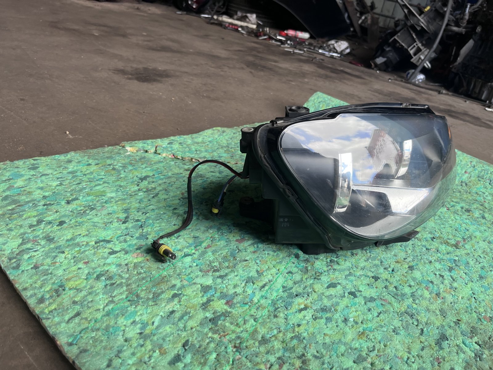 2012 VOLKES WAGON TOURAN OSF HEAD LIGHT photo 2